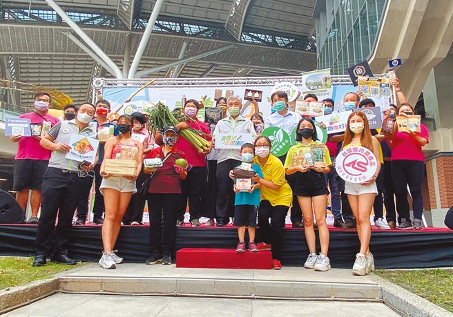 農委會輔導處2日起擇周六、日要在台中鐵道驛文化園區舉辦4場2021年青農快閃市集，青農們帶著優質加工加值農特產品到場擺攤。（馮惠宜攝）