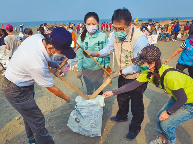 台南市长黄伟哲（右二）带队参与黄金海岸净滩活动。（洪荣志摄）