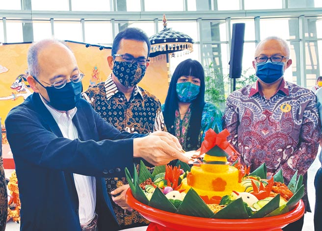 故宫博物院院长吴密察（左一）、驻台北印尼经济贸易代表处代表章溥帝（左二）等人以印尼传统切姜黄饭塔尖仪式，象徵印尼月开展。（吕妍庭摄）