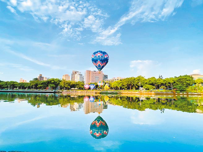「高雄爱。月热气球」热气球繫留体验活动2日下午开卖秒杀。（高巿府观光局提供／曹明正高雄传真）