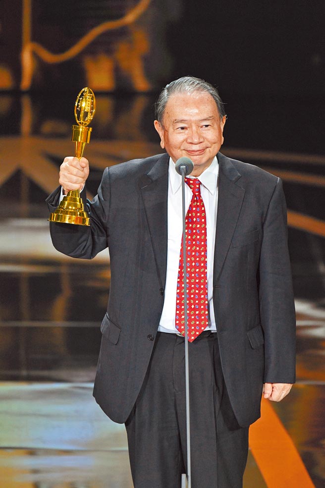 任立渝昨获颁电视金钟奖特殊贡献奖。（三立提供）