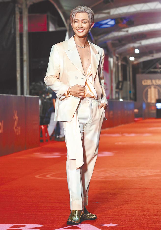 炎亚纶深V秀胸肌，千万TIFFANY黄钻上身，不让女星专美。（陈俊吉摄）