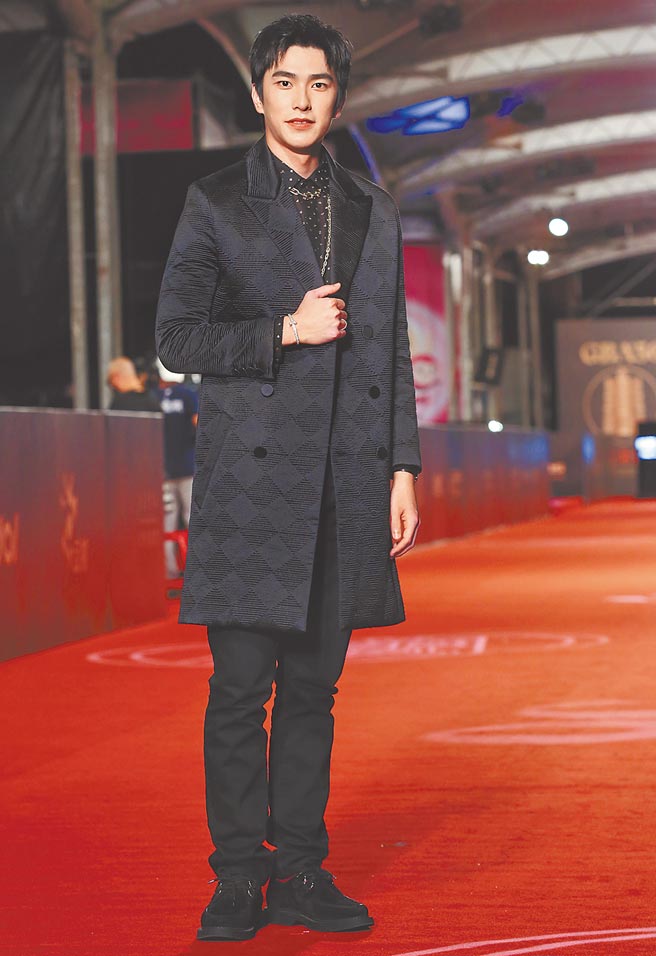 曾敬骅以一袭黑色正装搭配TIFFANY珠宝，以金炼取代领结，充满庞克时尚。（陈俊吉摄）