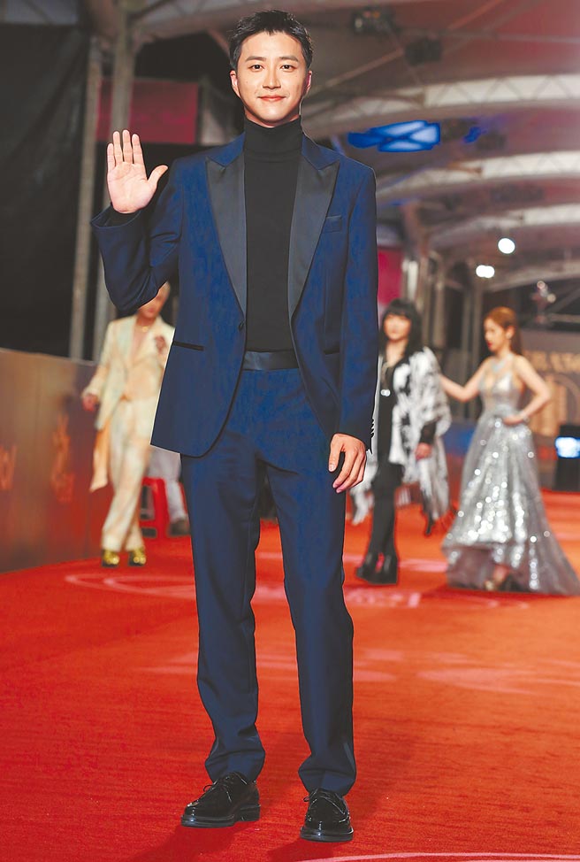 江宏杰穿BOSS西装，风格优雅简约，符合他运动员又兼具好爸爸的好男人形象。（陈俊吉摄）