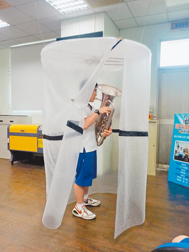 「光仁艺术工场on line」学生参与「防疫管乐演奏篷」成果照。（光仁中学提供）