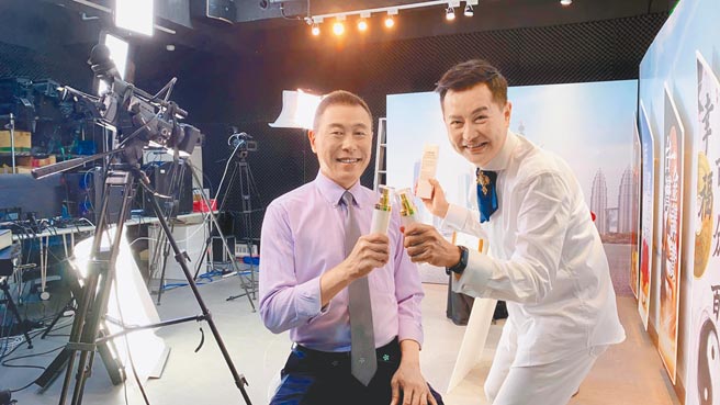 美欧公司董事长丁抡元（左）与主持人臣芃亲上直播。（美欧有限公司提供）