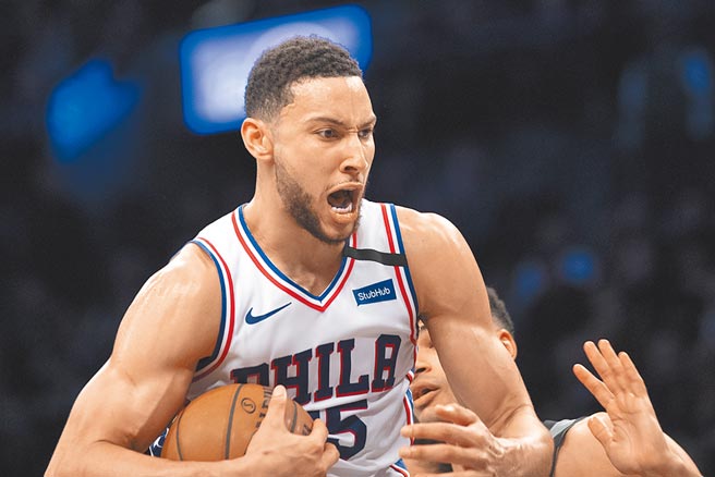 七六人拒付班西蒙斯下季25％薪资。（美联社资料照片）