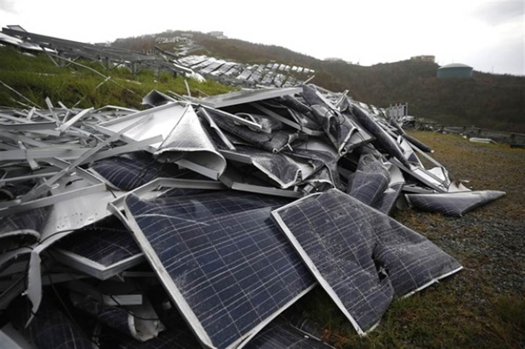 太阳能板「看天吃饭」，天灾的风险当然很高，受损的太阳能板并不是好回收的物品，无法有效回收就成了麻烦的垃圾。图/路透社(photo:ChinaTimes)