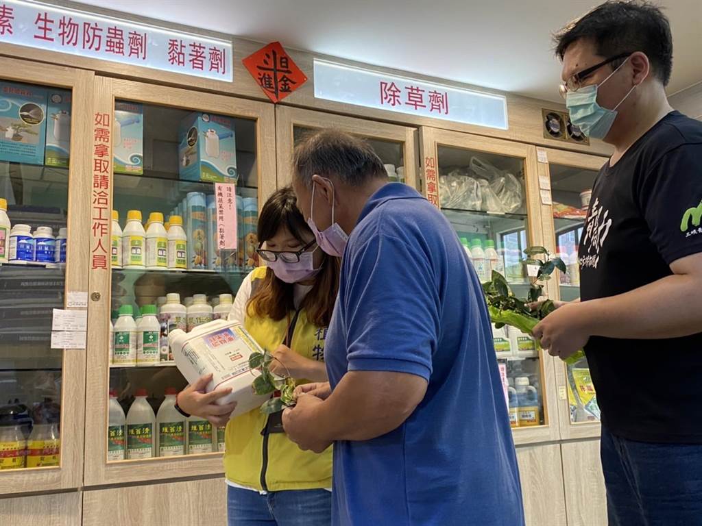 新北市三峽農會與台大植物教學醫院合作，設立植物診療站，邀請植物醫師定期駐診，並組成官方Line群組，免費幫農友解決植物生病問題。（三峽農會提供）