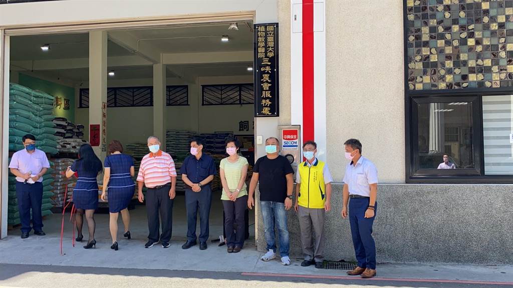 新北市三峽農會與台大植物教學醫院合作，設立植物診療站，邀請植物醫師定期駐診，並組成官方Line群組，免費幫農友解決植物生病問題。（三峽農會提供）