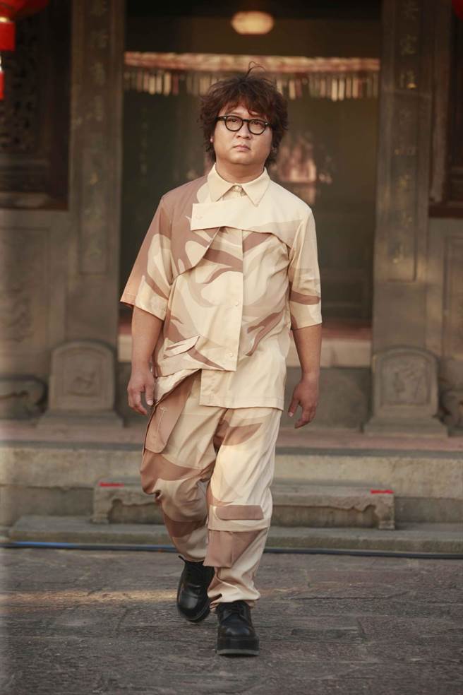 纳豆为INF献上时尚处女秀，纠结是否板着脸上台，直说一切发生的太快。（臺北时装周提供）