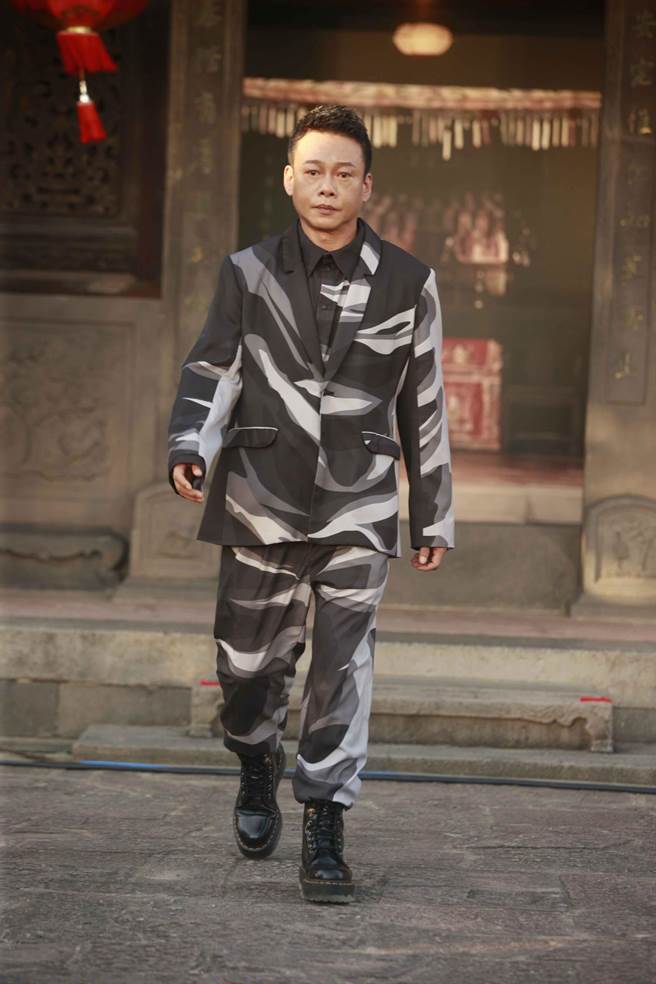 李康生为INF走上伸展台，看到台下朋友一度笑场。（臺北时装周提供）