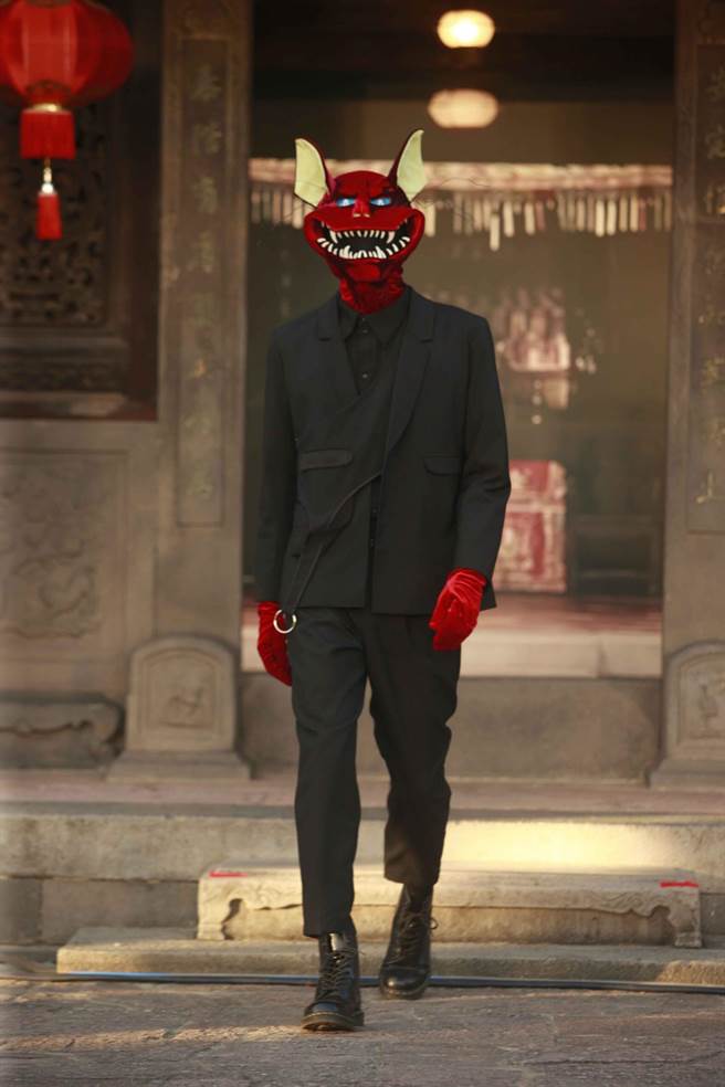 INF 2022春夏系列，与经典动画电影《魔法阿妈》合作。（臺北时装周提供）