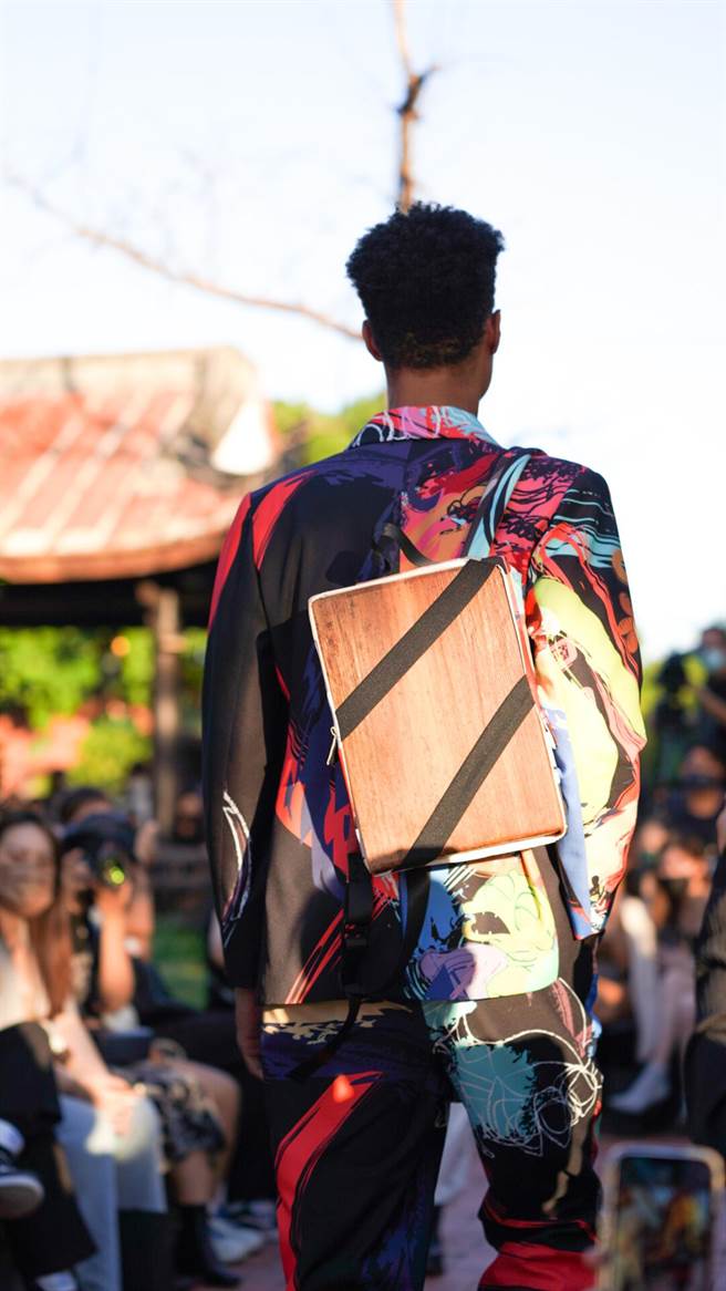 INF 2022春夏系列，与原住民品牌拿鞘合作的「鞘盒包包」。（臺北时装周提供）