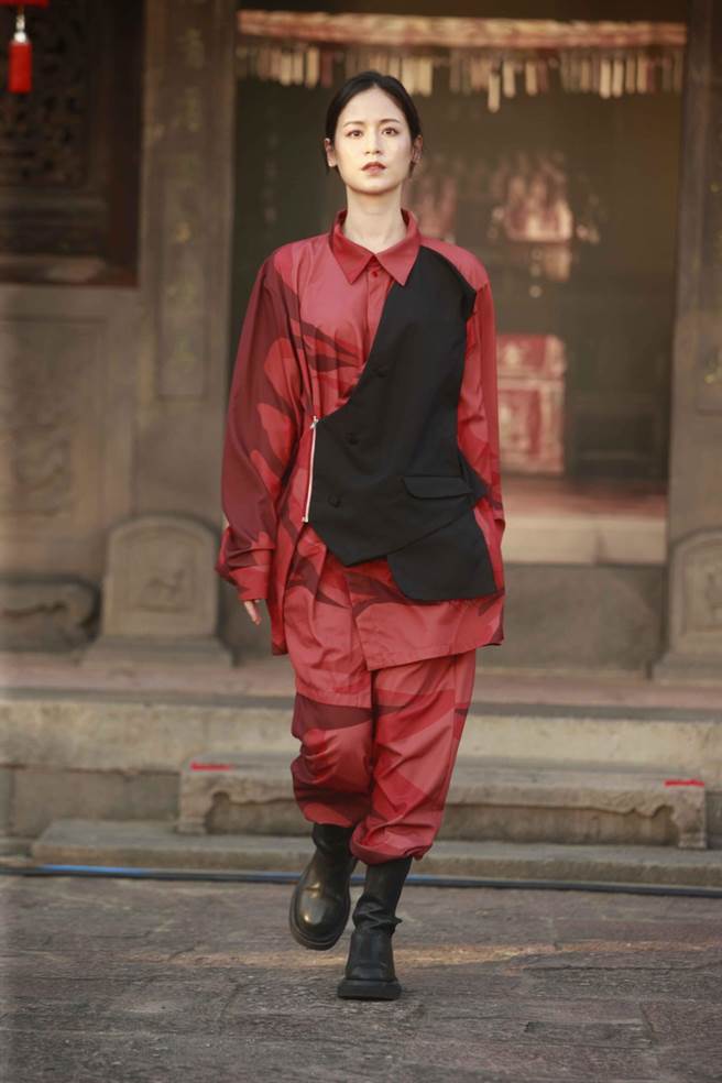 女星袁子芸身穿INF率性裤装，走上伸展台。（臺北时装周提供）