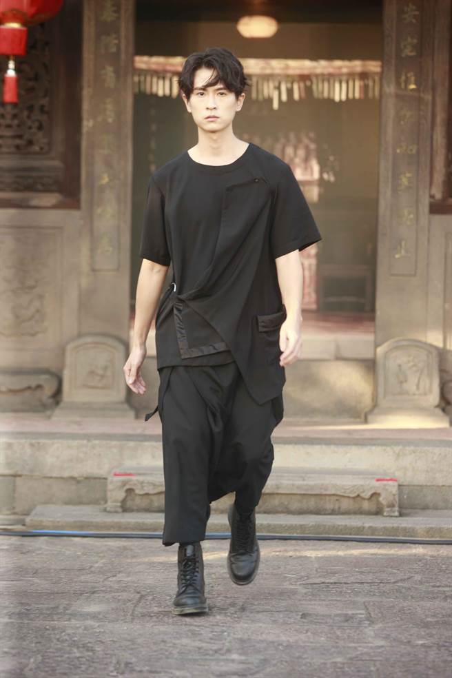 石知田为INF品牌秀开场。（臺北时装周提供）