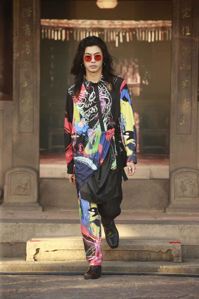 糜先生主唱圣皓为INF 2022春夏走秀。（臺北时装周提供）