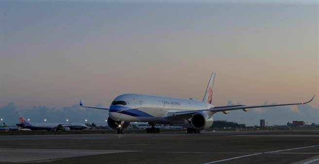 首批客制化标籤BNT疫苗分三批到货，日前9月30日54万剂、10月1日67多万，加上4日清晨05时36分由中华航空公司CI-62班机以客机载货方式运送桃园机场约20万疫苗，合计完成140万剂疫苗的运送。（陈麒全摄）