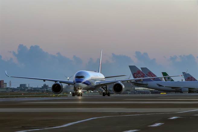 首批客制化标籤BNT疫苗分三批到货，日前9月30日54万剂、10月1日67多万，加上4日清晨05时36分由中华航空公司CI-62班机以客机载货方式运送桃园机场约20万疫苗，合计完成140万剂疫苗的运送。（陈麒全摄）