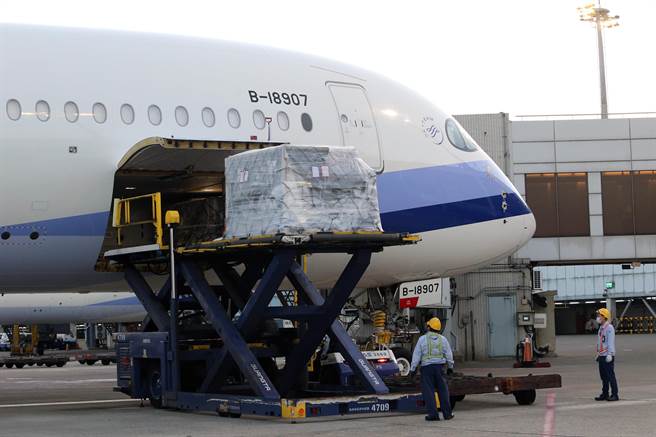 首批客制化标籤BNT疫苗分三批到货，日前9月30日54万剂、10月1日67多万，加上4日清晨05时36分由中华航空公司CI-62班机以客机载货方式运送桃园机场约20万疫苗，合计完成140万剂疫苗的运送。（陈麒全摄）