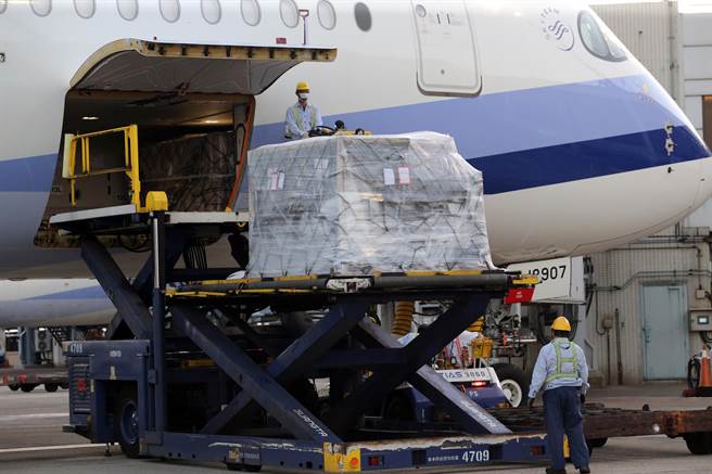 首批客制化标籤BNT疫苗分三批到货，日前9月30日54万剂、10月1日67多万，加上4日清晨05时36分由中华航空公司CI-62班机以客机载货方式运送桃园机场约20万疫苗，合计完成140万剂疫苗的运送。（陈麒全摄）