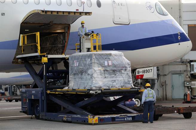 首批客制化标籤BNT疫苗分三批到货，日前9月30日54万剂、10月1日67多万，加上4日清晨05时36分由中华航空公司CI-62班机以客机载货方式运送桃园机场约20万疫苗，合计完成140万剂疫苗的运送。（陈麒全摄）