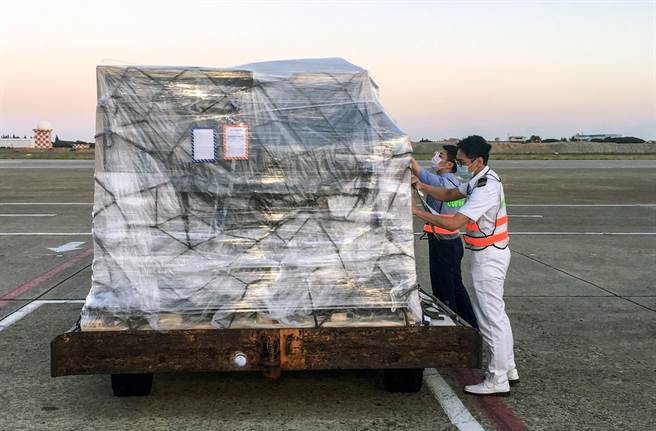 首批客制化标籤BNT疫苗分三批到货，日前9月30日54万剂、10月1日67多万，加上4日清晨05时36分由中华航空公司CI-62班机以客机载货方式运送桃园机场约20万疫苗，合计完成140万剂疫苗的运送。（陈麒全摄）