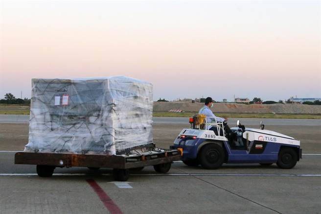 首批客制化标籤BNT疫苗分三批到货，日前9月30日54万剂、10月1日67多万，加上4日清晨05时36分由中华航空公司CI-62班机以客机载货方式运送桃园机场约20万疫苗，合计完成140万剂疫苗的运送。（陈麒全摄）