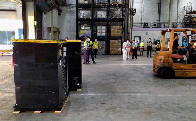 在完成消毒作业后，由地勤人员将放置于货舱的温控柜卸下完成通关作业，经拖车送往货物码头装入冷链货车，载往指定冷储物流中心存放，进行后续检验封缄作业。（桃园国际机场记者联谊会提供）