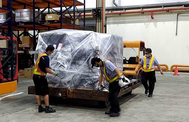 在完成消毒作业后，由地勤人员将放置于货舱的温控柜卸下完成通关作业，经拖车送往货物码头装入冷链货车，载往指定冷储物流中心存放，进行后续检验封缄作业。（桃园国际机场记者联谊会提供）在完成消毒作业后，由地勤人员将放置于货舱的温控柜卸下完成通关作业，经拖车送往货物码头装入冷链货车，载往指定冷储物流中心存放，进行后续检验封缄作业。（桃园国际机场记者联谊会提供）