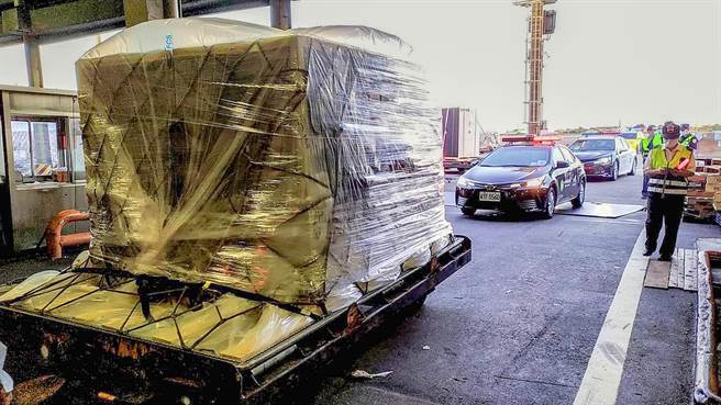 在完成消毒作业后，由地勤人员将放置于货舱的温控柜卸下完成通关作业，经拖车送往货物码头装入冷链货车，载往指定冷储物流中心存放，进行后续检验封缄作业。（桃园国际机场记者联谊会提供）