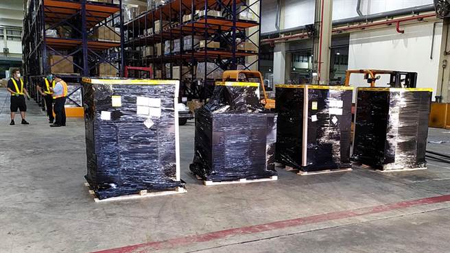 在完成消毒作业后，由地勤人员将放置于货舱的温控柜卸下完成通关作业，经拖车送往货物码头装入冷链货车，载往指定冷储物流中心存放，进行后续检验封缄作业。（桃园国际机场记者联谊会提供）