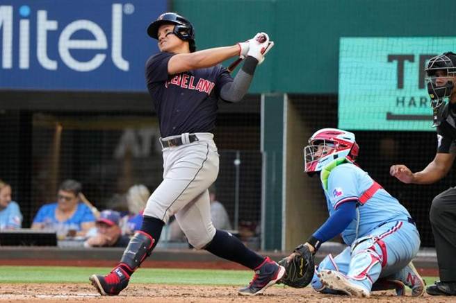 印地安人队最后一场比赛，张育成击出全垒打。（路透）