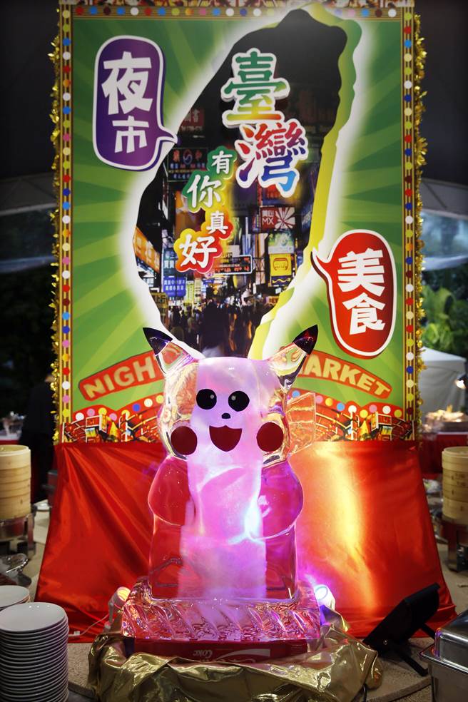 图为2016年在台北宾馆举行的国庆酒会，现场设置的「台湾夜市美食」大型看板，遭爆料指出底图不是台湾夜市景色，而是香港街景。（资料照/姚志平摄）