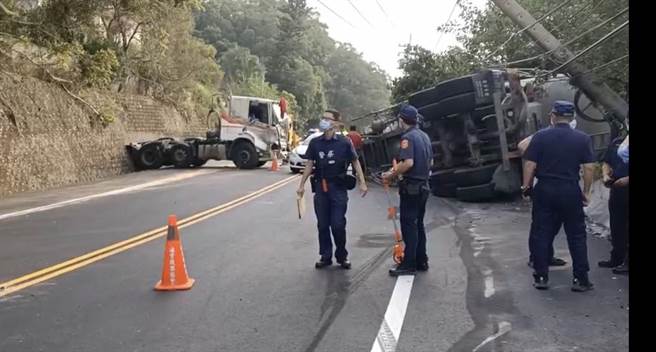 苗栗县苗128线通霄、乌眉路段，4日清晨6点40分左右，发生一起大型拖板车翻覆意外。（民眾提供／陈育贤苗栗传真）