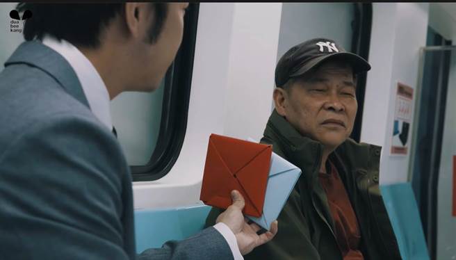 澎恰恰重现《鱿鱼游戏》打画片桥段。（图／取材自澎恰恰Youtube）