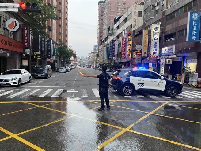 警方紧急在现场实施交通管制，以防民眾误闯进水流区。（民眾提供／卢金足台中传真）