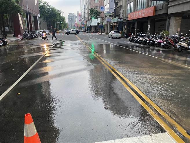 台中市西屯区汉口路二段4日上午5时许发生地下水管爆裂，台湾自来水公司正抢修中。（民眾提供／卢金足台中传真）