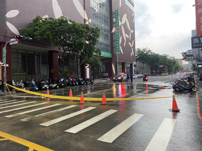 台中市西屯区汉口路二段4日上午5时许发生地下水管爆裂，由于水流很大，造成路面积水。（民眾提供／卢金足台中传真）