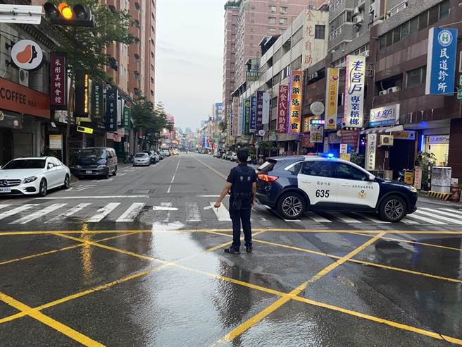 警方紧急在现场实施交通管制，以防民眾误闯进水流区。（民眾提供／卢金足台中传真）