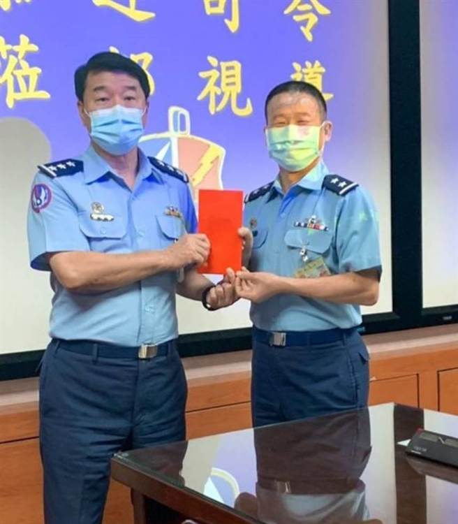 空军司令熊厚基昨日赴空作部（左）代蔡总统颁发慰问金，新任空作部指挥官曹进平（右）代表接受。空军司令部提供