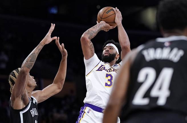 安东尼戴维斯4日只打11分钟，贡献6分、1篮板。(美联社)