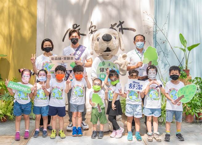 森林大使溫昇豪現場呼籲民眾選購FSC認證產品一起來當森林之友。（舒潔提供）