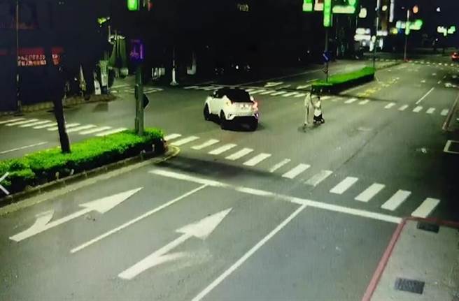 男子在路中央下跪拉着女友的手求饶。（翻摄照片／石秀华高雄传真）