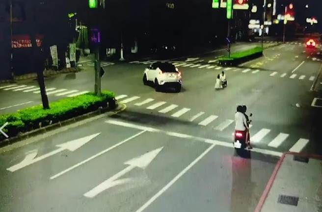 2人就在路中央夸张上演一出「吵架、求饶又和解」的戏码，让当时路过的骑士简直看傻眼！（翻摄照片／石秀华高雄传真）