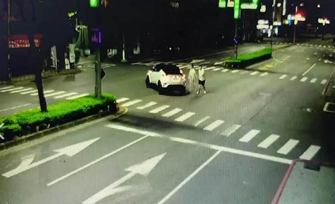 女子原谅男子后，2人牵手走回车子逆向停车处。（翻摄照片／石秀华高雄传真） 