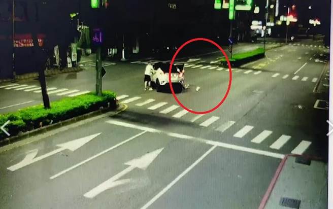 女子怒气未消，打开车门，直接将刚买的麦当劳速食全部丢下车（红圈处）。（翻摄照片／石秀华高雄传真）