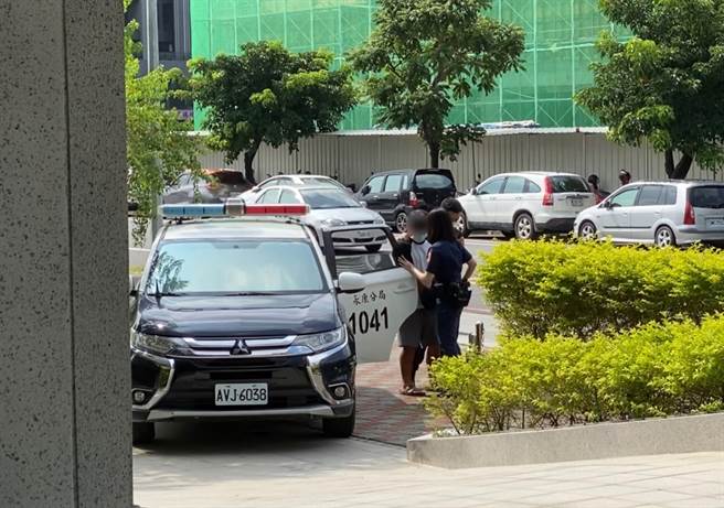 统一狮二军杨家维4日上午酒驾撞车，遭逮回警局画面曝光。（警方提供）