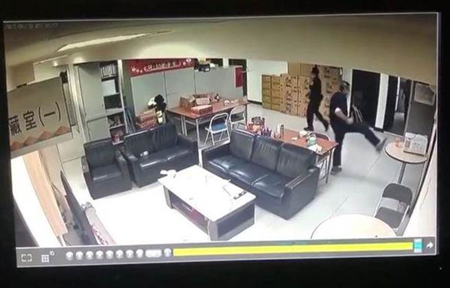 所長認為員警摸魚，用腳踹桌子，罵三字經。（圖／翻攝自爆料公社）