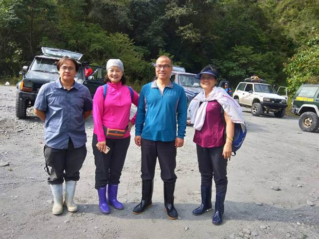 叶匡时（右二）与吴慧琴（右一）去年曾一同去踏察万山岩磐。（图／摘自叶匡时脸书）